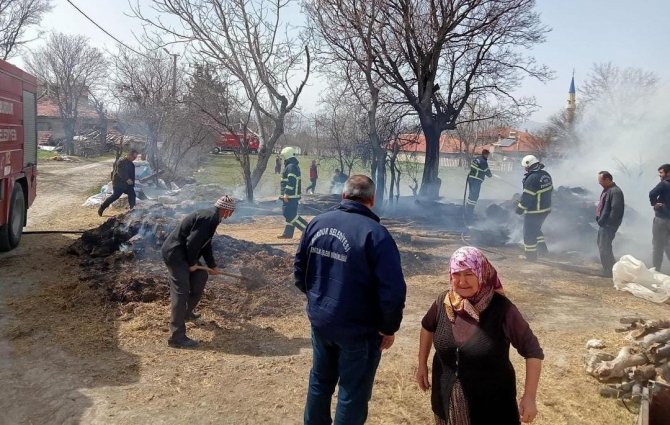 Tarlada Çıkan Yangın Ekipler Tarafından Söndürüldü