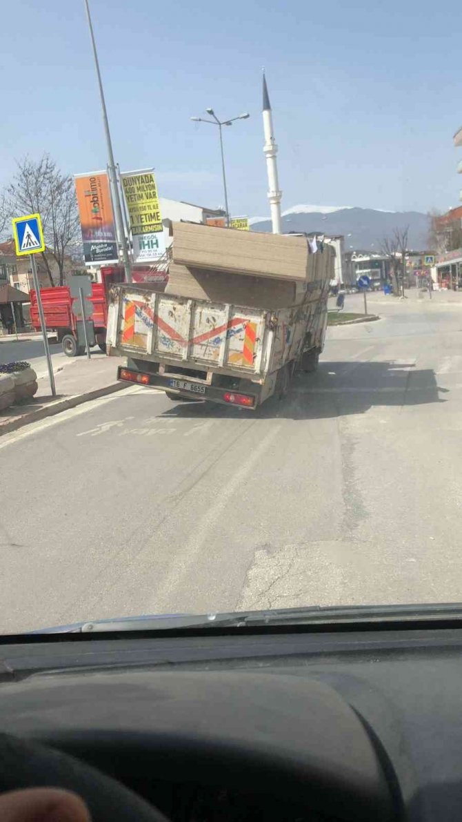 Sunta Yüklü Kamyonetin Tehlikeli Yolculuğu Kamerada