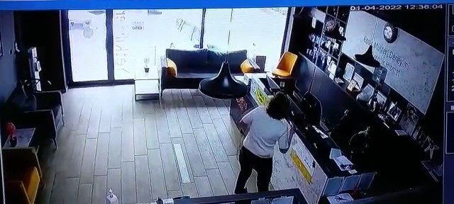 Çanakkale’de Bir Kadın, Uçan Çatının Altında Kalmaktan Saniyeyle Kurtuldu