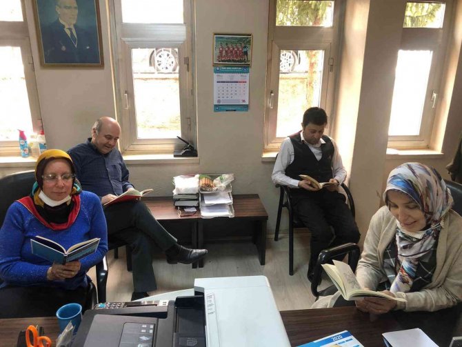 Tüm İlçe Aynı Anda Kitap Okudu