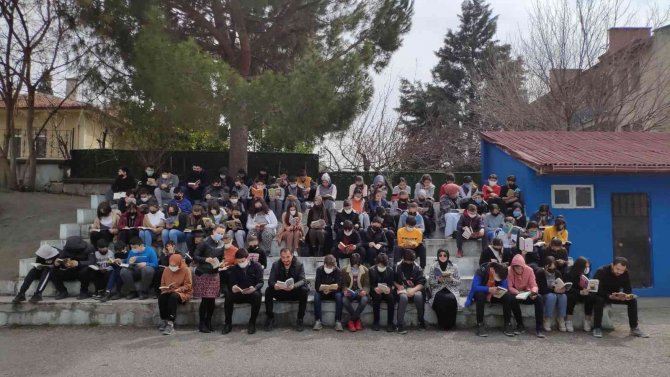 Tüm İlçe Aynı Anda Kitap Okudu