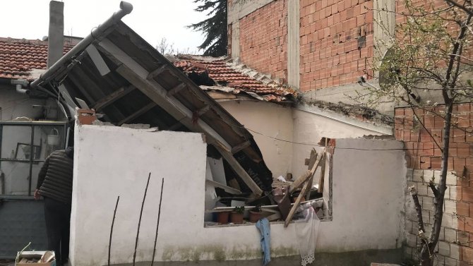 Fırtına Evin Çatısını Yerinden Söktü: 1 Yaralı