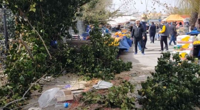Gittiği Pazarda Felaketi Yaşadı, Çatıdan Uçan Parça Kadını Yaraladı