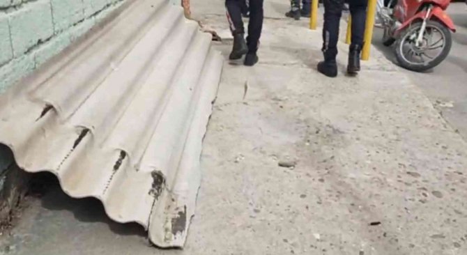 Gittiği Pazarda Felaketi Yaşadı, Çatıdan Uçan Parça Kadını Yaraladı