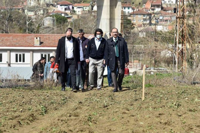 Eğitim Ve Araştırma Amaçlı 180 Adet Meyve Fidanı Toprakla Buluştu
