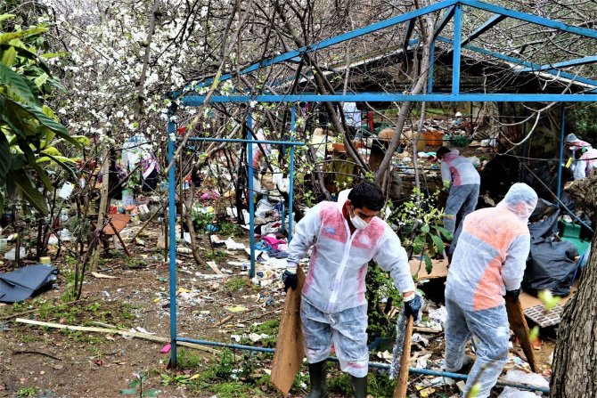Maltepe’de Bir Evden Dört Kamyon Çöp Çıktı