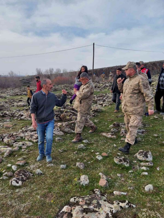 Down Sendromlu Kayıp Çocuğu Jandarma Dağlık Alanda Buldu