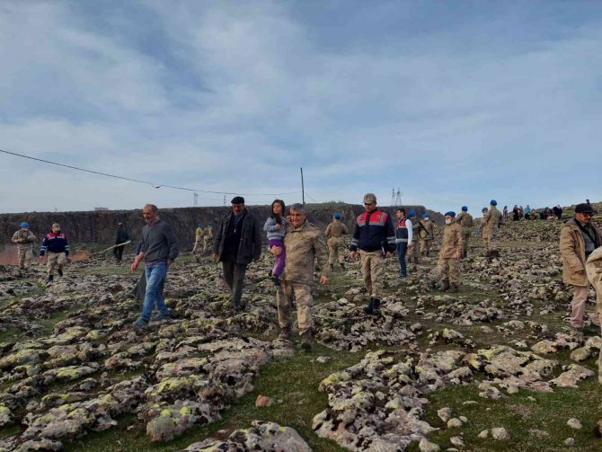 Down Sendromlu Kayıp Çocuğu Jandarma Dağlık Alanda Buldu