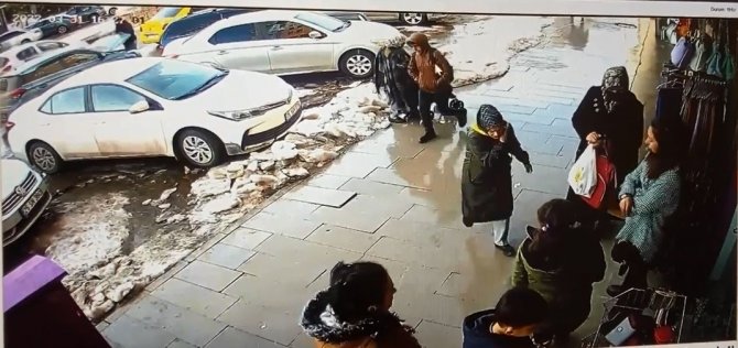 Aile Boyu Hırsızlık Kamerada