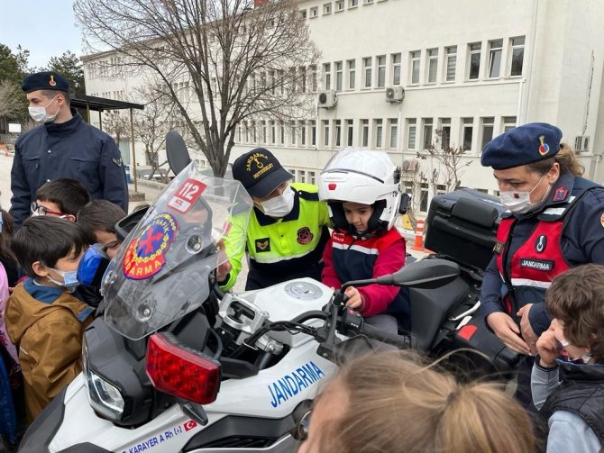İ̇lkokul Öğrencilerinden Jandarmaya Ziyaret