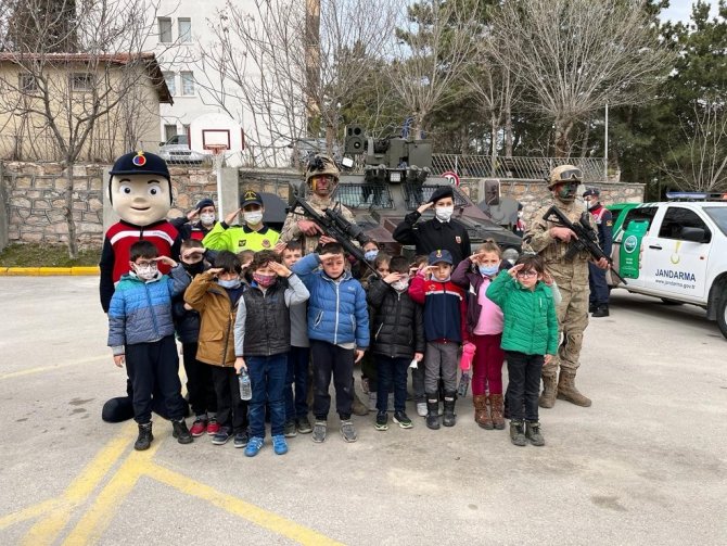 İ̇lkokul Öğrencilerinden Jandarmaya Ziyaret