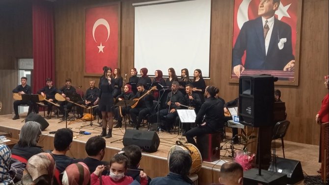 Gediz’de Kursiyerlerden Türk Halk Müziği Konseri