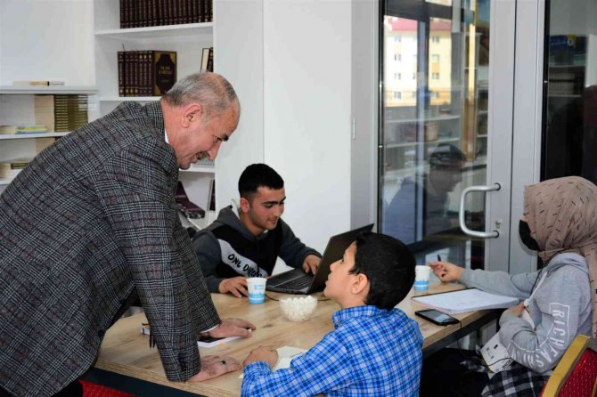 Tuşba Belediyesinden ‘Kitap Kafe’ Hizmeti