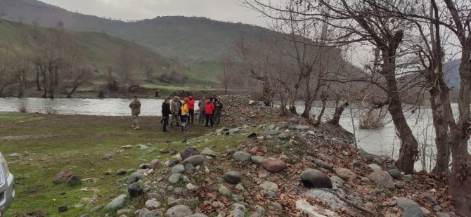 Hakkari’de Görev Değişimi Sırasında Dereye Düşen Askerin İçin Arama Çalışmaları Başlatıldı