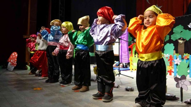 Miniklerden Tiyatro Gösterisi