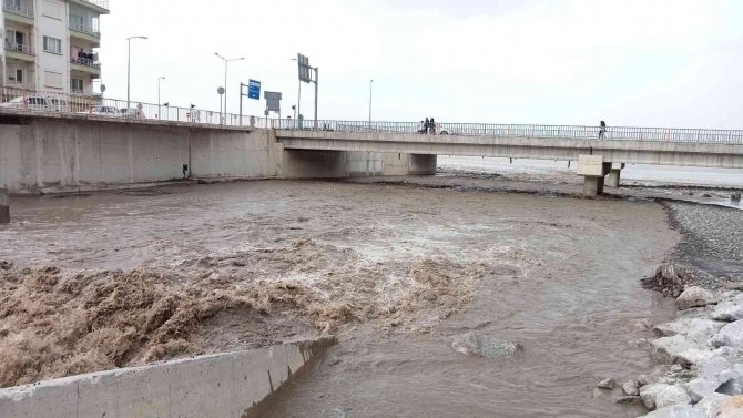 Karlar Eridi, Karadeniz’in Rengi Kahverengiye Döndü