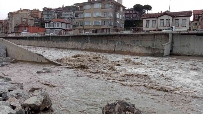 Karlar Eridi, Karadeniz’in Rengi Kahverengiye Döndü