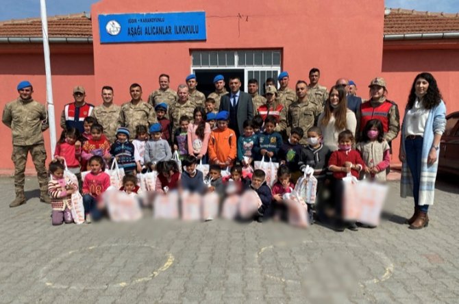 Iğdır’ın Sınır Köyündeki Öğrencilere Jandarmadan Sürpriz