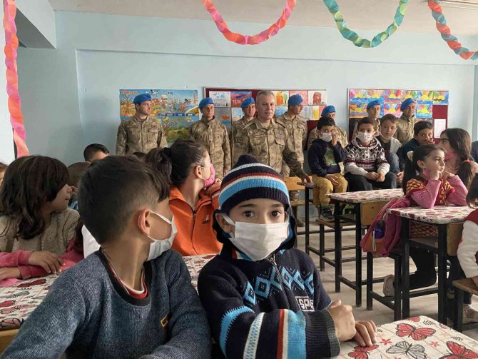 Iğdır’ın Sınır Köyündeki Öğrencilere Jandarmadan Sürpriz