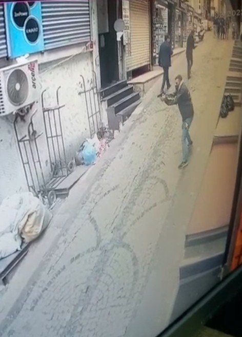 Fatih’te “Haraç Kesme” Husumetinde Konuyla Alakasız Bir Kişi Öldürüldü