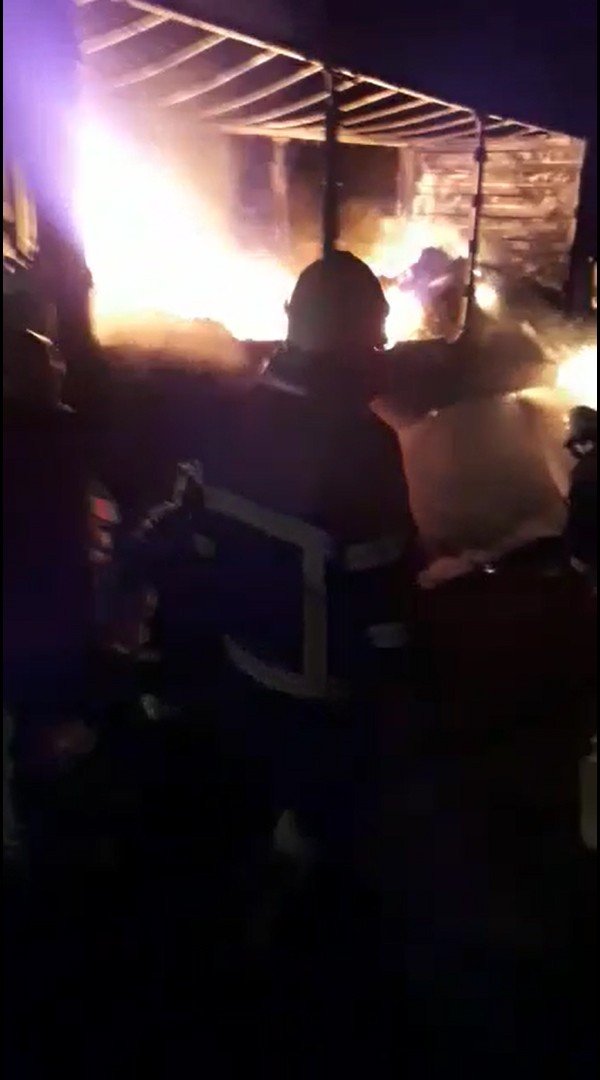 Yalova’da Ayakkabı Yüklü Tır Alev Alev Yandı