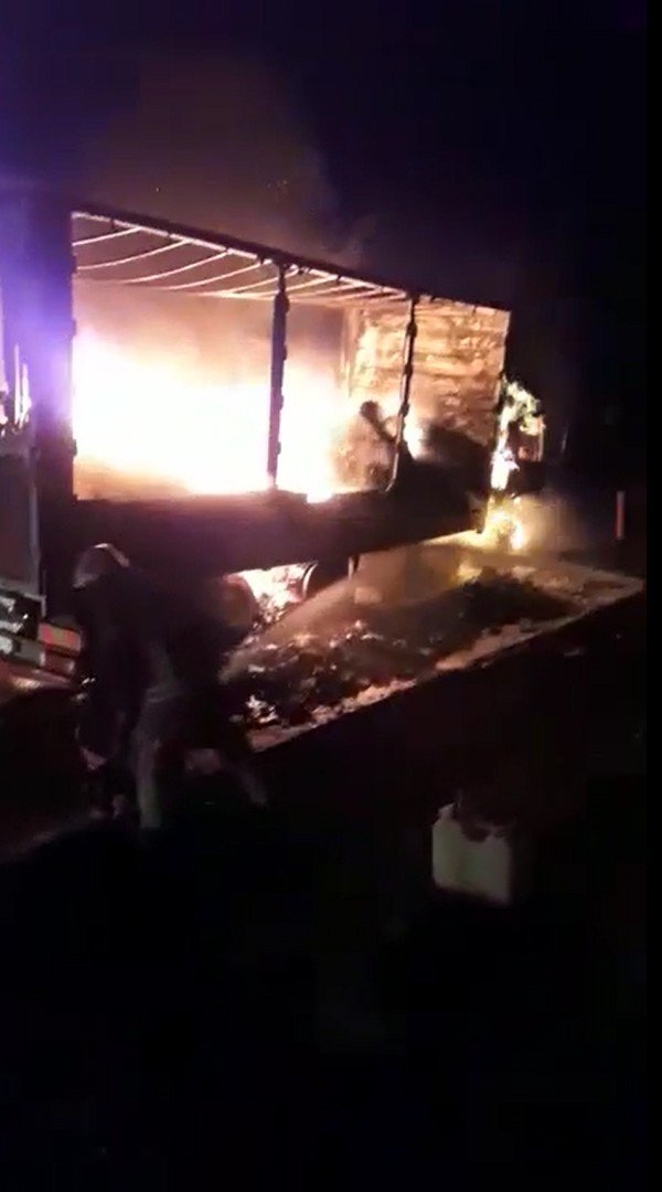 Yalova’da Ayakkabı Yüklü Tır Alev Alev Yandı