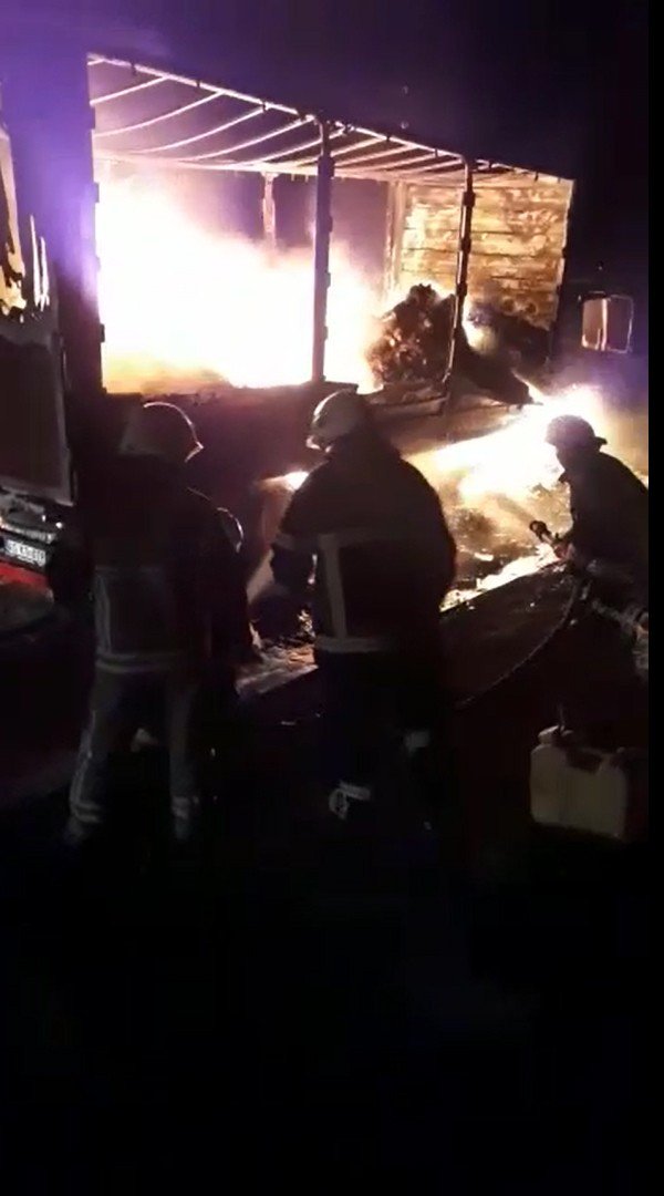 Yalova’da Ayakkabı Yüklü Tır Alev Alev Yandı