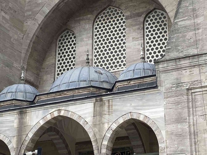 Süleymaniye Camii’nin Şerefesinden Parça Koptu