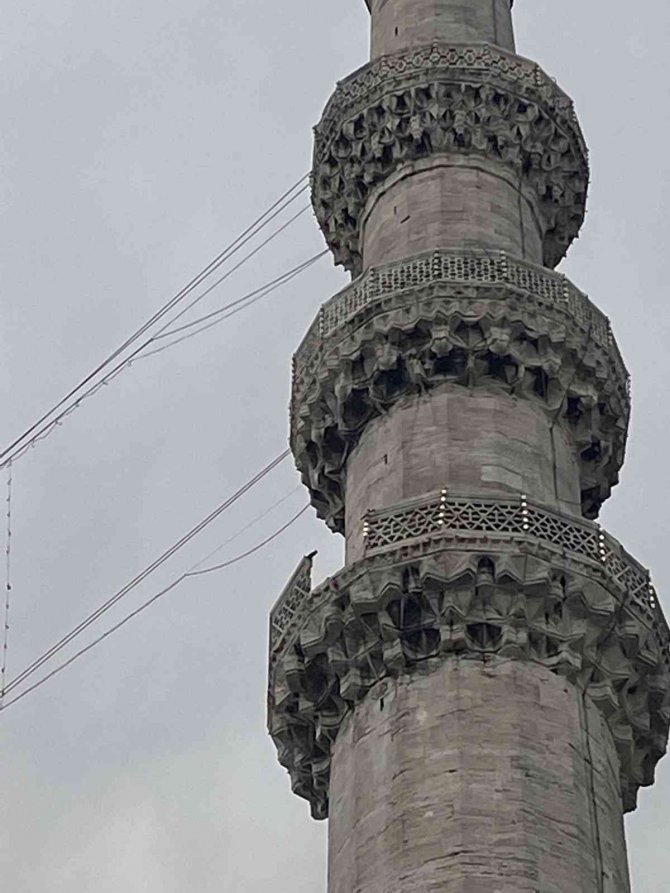 Süleymaniye Camii’nin Şerefesinden Parça Koptu