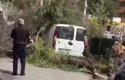 İ̇zmir’de Fırtına Hayatı Olumsuz Etkiledi