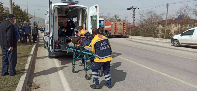 Otomobilin Çarptığı Elektrikli Bisiklet Sürücüsü Yaralandı