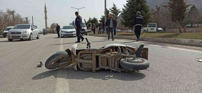 Otomobilin Çarptığı Elektrikli Bisiklet Sürücüsü Yaralandı