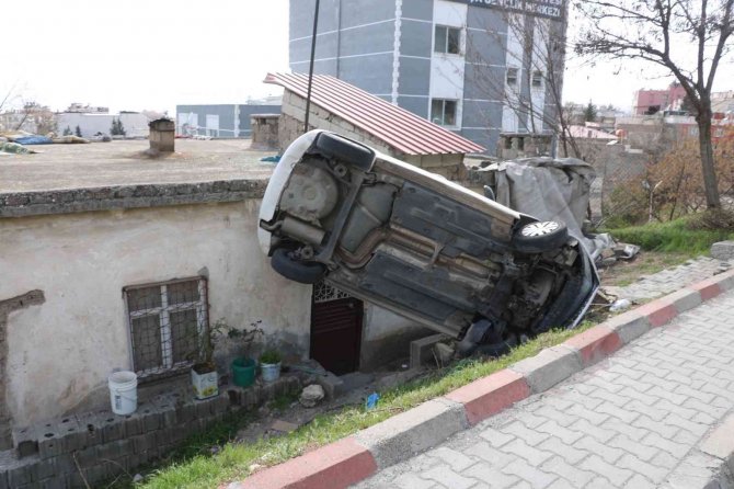 Kontrolden Çıkan Otomobil Evin Üzerine Devrildi