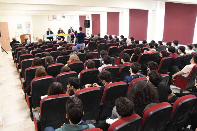 Başkan Vergili, Babasının Adını Taşıyan Okulda Deneyimlerini Gençlerle Paylaştı