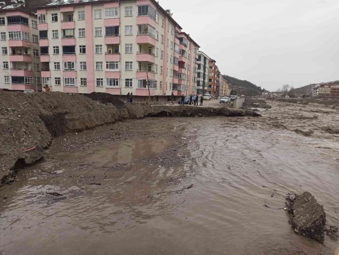 Bozkurt’ta Kar Sularının Erimesiyle Ezine Çayı Taştı: Geçici Köprü Hasar Gördü