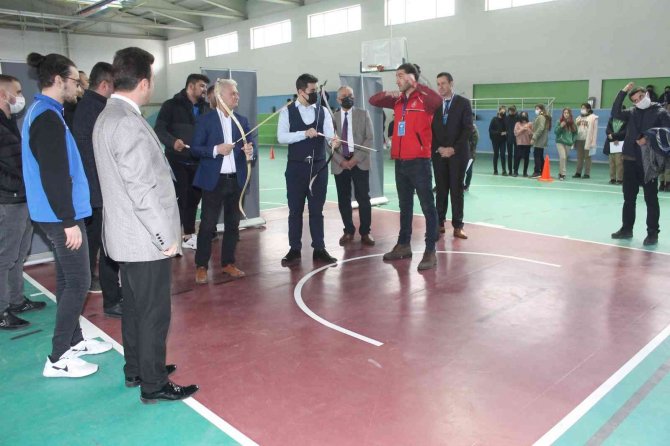 Kaymakam Çelik Ve Başkan Barçın Ok Attı