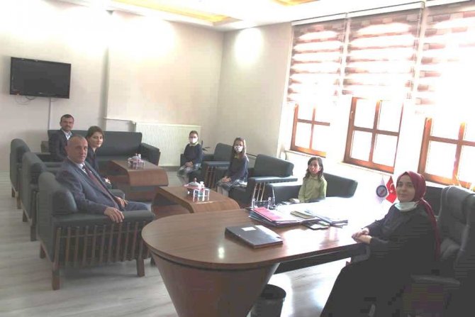 Kaymakam Özay, Dereceye Giren Öğrencileri Ödüllendirdi