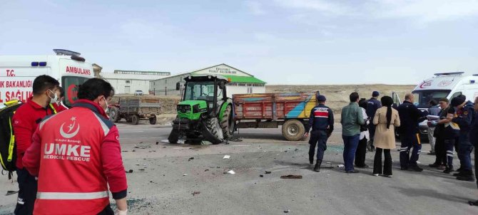 Traktör İle Hafif Ticari Araç Çarpıştı: 2 Yaralı