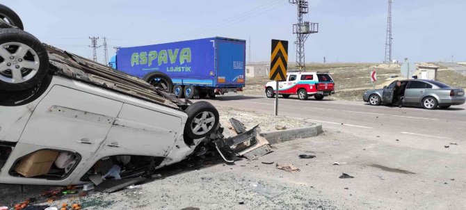Traktör İle Hafif Ticari Araç Çarpıştı: 2 Yaralı