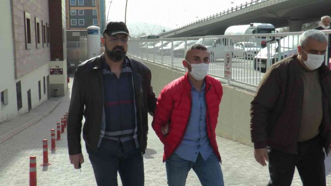 2 Kişiyi Bıçakla Yaralayarak Gasp Eden 3 Şahıs Yakalandı