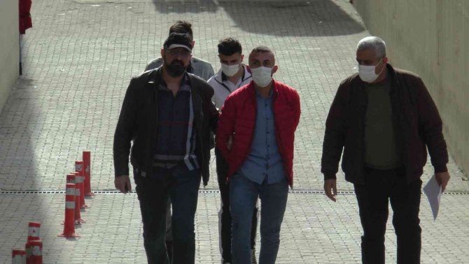 2 Kişiyi Bıçakla Yaralayarak Gasp Eden 3 Şahıs Yakalandı