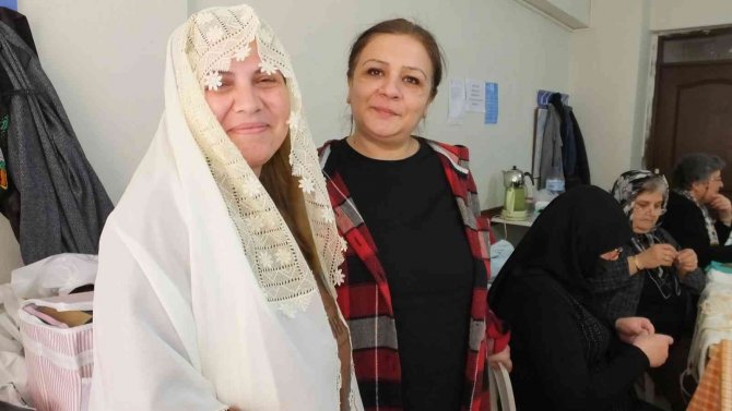 Balıkesirli Kadınlar Çocukları Ve Torunlarına Çeyiz İçin Bir Araya Geldi