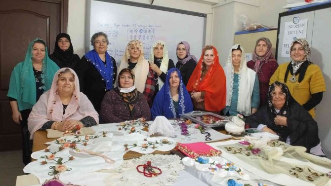 Balıkesirli Kadınlar Çocukları Ve Torunlarına Çeyiz İçin Bir Araya Geldi