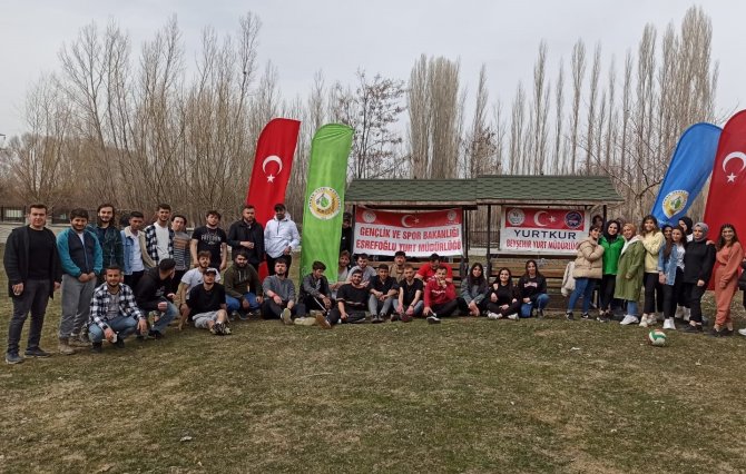 Beyşehir’de Üniversite Öğrencileri Fidanları Toprakla Buluşturdu