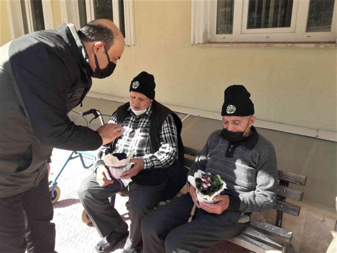 Kütahya’da Yaşlılar Fidan Dikti
