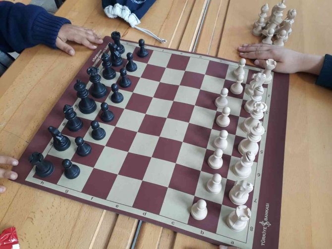 Yazıhan’da Öğrenciler Etwinning Projesiyle Satranç Öğreniyor