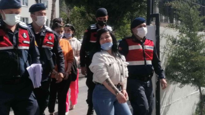 Yerlerde Sürükleyip Tekme Tokat Dövdü, Adliyeye Çıkarılırken Gülücükler Saçtı