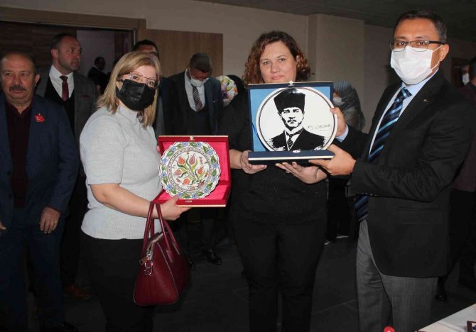 Alaşehir Halk Eğitim Merkezi Yılın İlk Sergisini Açtı