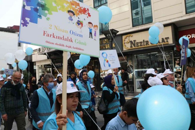 Otizme Dikkat Çekmek İçin Mavi Balonları Gökyüzüne Bıraktılar