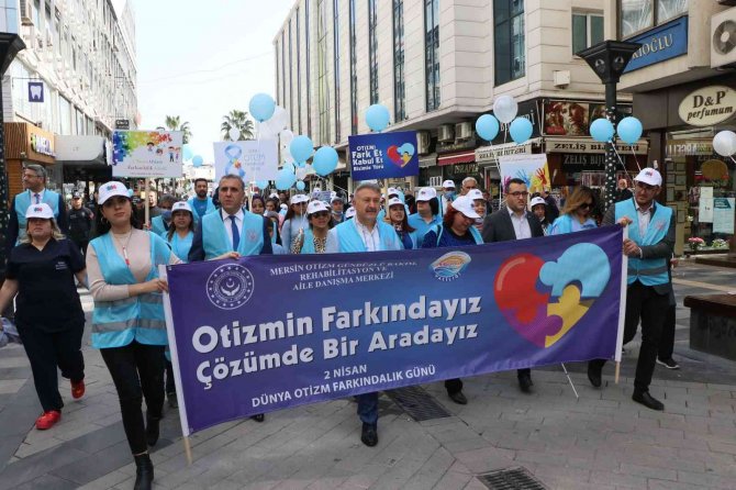 Otizme Dikkat Çekmek İçin Mavi Balonları Gökyüzüne Bıraktılar